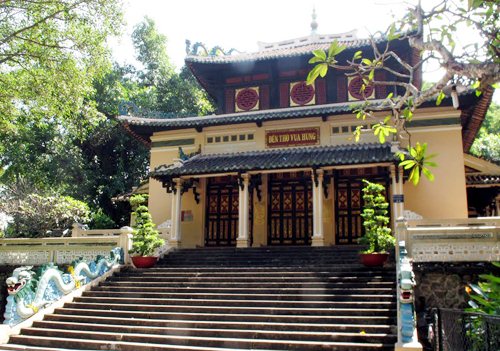 Đền thờ Hùng Vương bên trong khuôn viên Thảo Cầm Viên Sài Gòn.